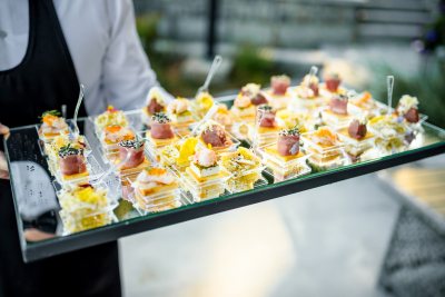 garçon com uma bandeja de canapés